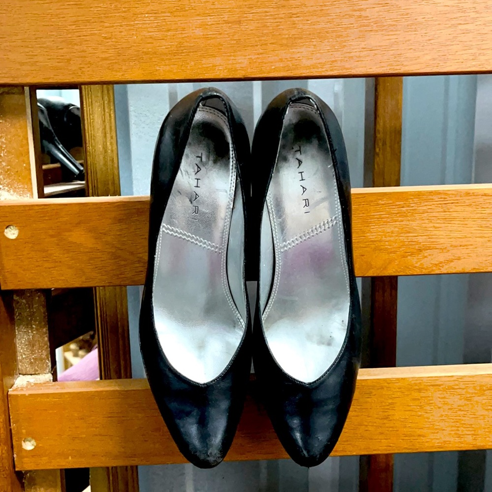 ➡️ BOGO ⬅️ TAHARI Matte Black Heels/ Used